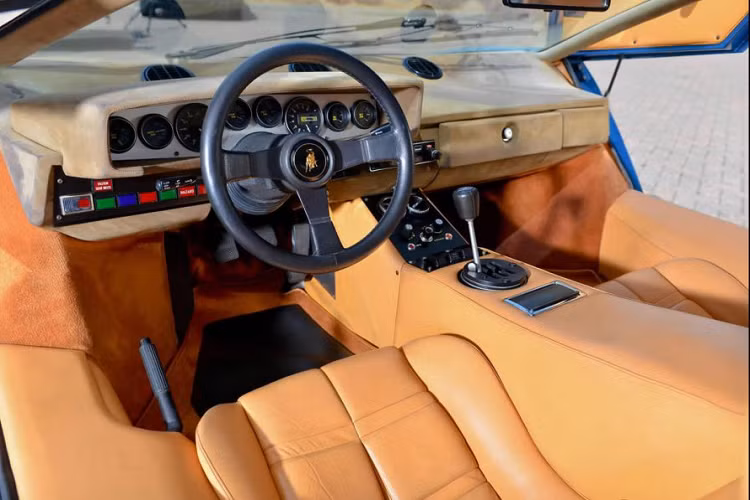 Dù có là phiên bản nào, Lamborghini Countach vẫn luôn có chỗ đứng trong tim người mê xe trên khắp thế giới. Nó là chiếc xe giúp mọi người có cái khái niệm về những chiếc Lamborghini sở hữu cửa cắt kéo, nó là tấm áp-phích trong phòng ngủ của mỗi cậu bé lớn lên vào những năm ’70, ’80 của thế kỷ trước và giúp họ tạo ra được sự đam mê và động lực để sở hữu một chiếc xe như vậy.