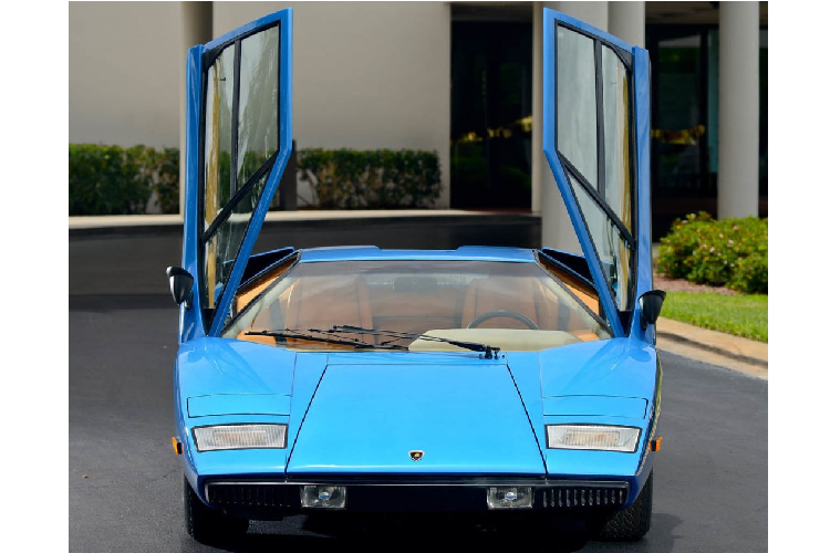 Điểm khác biệt duy nhất của những chiếc Lamborghini Countach Periscopica là phần gương chiếu hậu tròn được Bertone thiết kế gắn trên cửa xe. Tuy là một trong những chiếc kính chiếu hậu đẹp nhất từng được gắn trên xe, nhưng nó lại mang đến nhiều rắc rối ở thời điểm đó vì… quá nhỏ, không phù hợp cho việc quan sát phía sau của một chiếc xe đắt tiền.