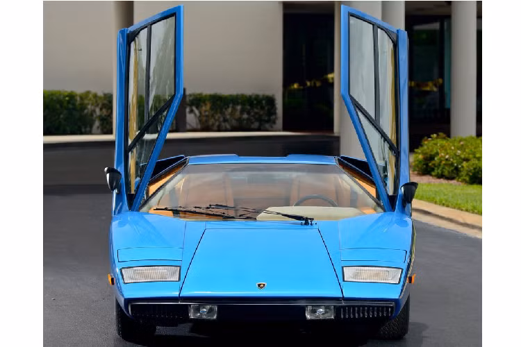 Điểm khác biệt duy nhất của những chiếc Lamborghini Countach Periscopica là phần gương chiếu hậu tròn được Bertone thiết kế gắn trên cửa xe. Tuy là một trong những chiếc kính chiếu hậu đẹp nhất từng được gắn trên xe, nhưng nó lại mang đến nhiều rắc rối ở thời điểm đó vì… quá nhỏ, không phù hợp cho việc quan sát phía sau của một chiếc xe đắt tiền.