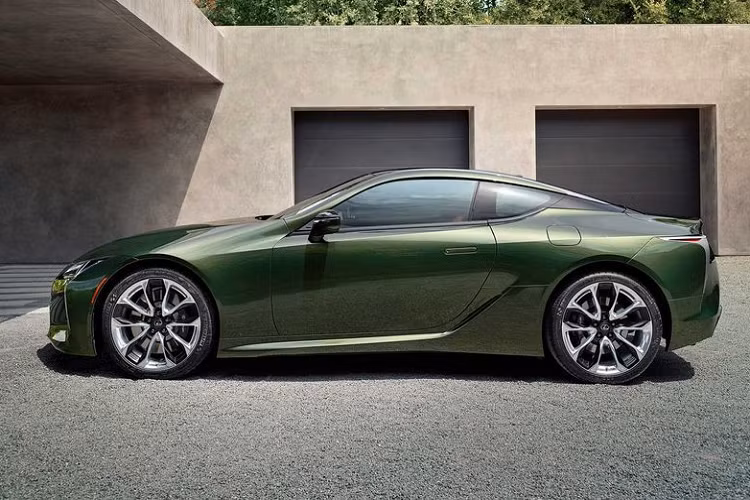 Giá xe Lexus LC 500 Inspiration Series 2020 tại Mỹ vẫn chưa được tiết lộ nhưng chắc chắn nó sẽ đắt hơn con số 92.950 USD (khoảng 2,16 tỷ đồng) của LC 500 tiêu chuẩn, xe sẽ được bán ra vào mùa thu năm nay.
