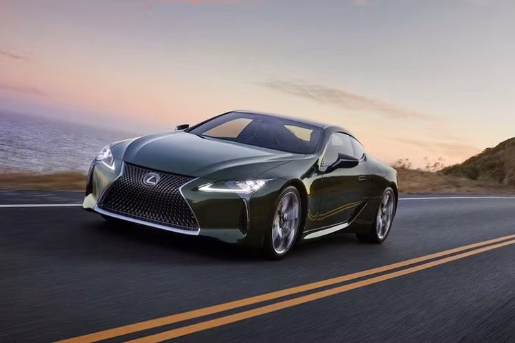 Về truyền động, xe vẫn được trang bị động cơ V8 5.0 lít cho công suất 471 mã lực, sức mạnh được gửi đến các bánh xe thông qua hộp số tự động 10 cấp, giúp xe có thể tăng tốc từ 0 - 96 km/h chỉ trong 4,4 giây.