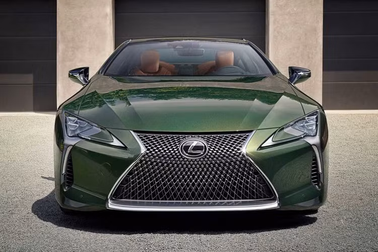 Tổng thể của xe càng thêm cuốn hút khi xe được trang bị bộ vành 21 inch tông màu kép. Lưới tản nhiệt thấp hơn so với bản tiêu chuẩn, các chi tiết toàn thân xe với những đường vuốt tạo điểm nhấn ấn tượng hơn.