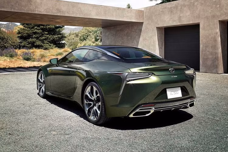 Chiếc coupe sành điệu còn được lắp một tấm ốp bệ cửa có khắc tên phiên bản, khẳng định tính độc quyền và đặc biệt của xe.