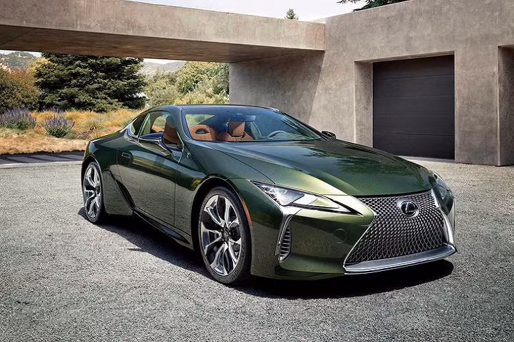 Màu sơn của chiếc xe sang Lexus LC 500 Inspiration Series này có tên là Nori Green Pearl, không chỉ hiếm thấy trên những chiếc coupe thể thao của Lexus, Nori Green Pearl còn giúp tổng thể của LC 500 Inspiration trở nên thú vị hơn, hấp dẫn hơn.