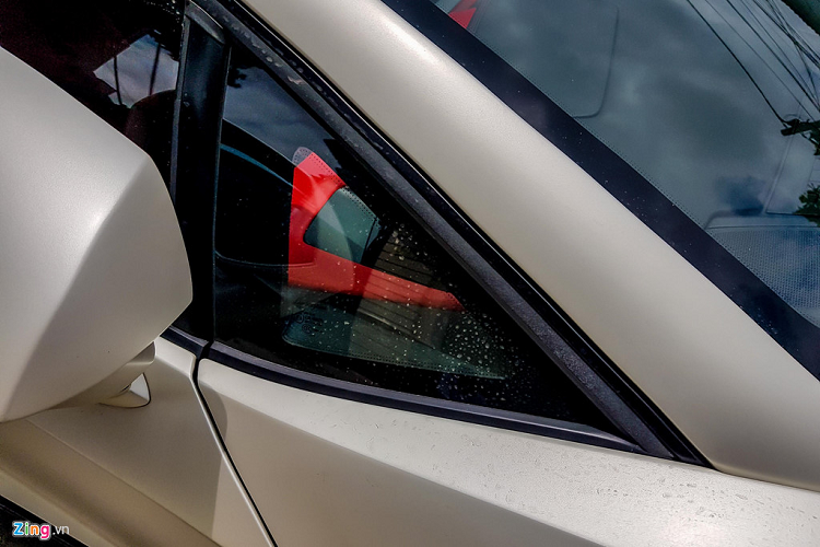 Theo quan sát, chiếc Aventador màu trắng này không có tấm thẻ đặc biệt ở cả 2 bên cột A.