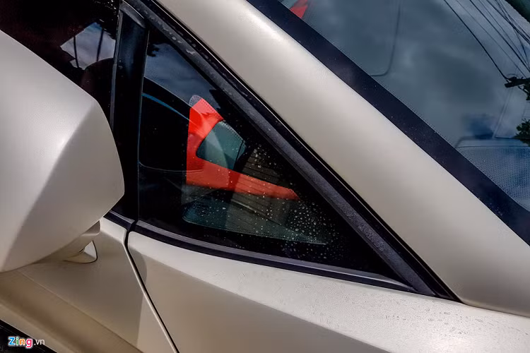 Theo quan sát, chiếc Aventador màu trắng này không có tấm thẻ đặc biệt ở cả 2 bên cột A.