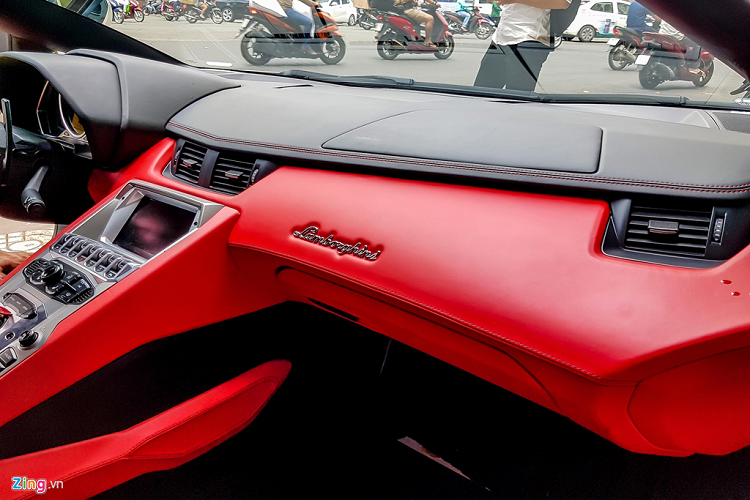 Bên dưới khu vực tựa tay trung tâm là các phím chức năng cùng nút khởi động được lấy cảm hứng từ những mẫu máy bay tiêm kích. 