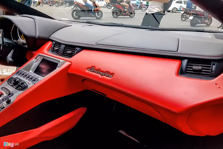 Bên dưới khu vực tựa tay trung tâm là các phím chức năng cùng nút khởi động được lấy cảm hứng từ những mẫu máy bay tiêm kích. 