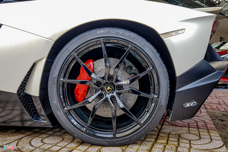 Đồng thời, xe được trang bị bộ mâm APP TECH 10 chấu với kích thước 20 inch ở cầu trước và 21 inch ở cầu sau khá tương đồng với phiên bản "zin".