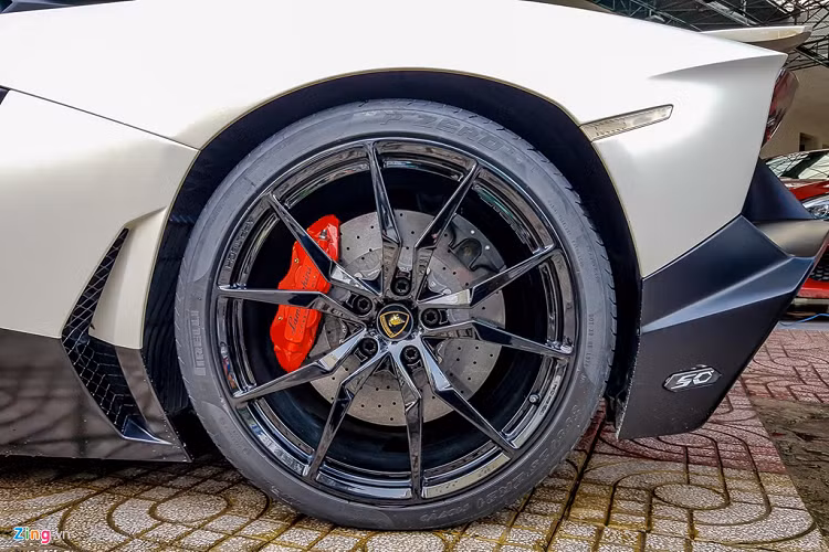 Đồng thời, xe được trang bị bộ mâm APP TECH 10 chấu với kích thước 20 inch ở cầu trước và 21 inch ở cầu sau khá tương đồng với phiên bản "zin".