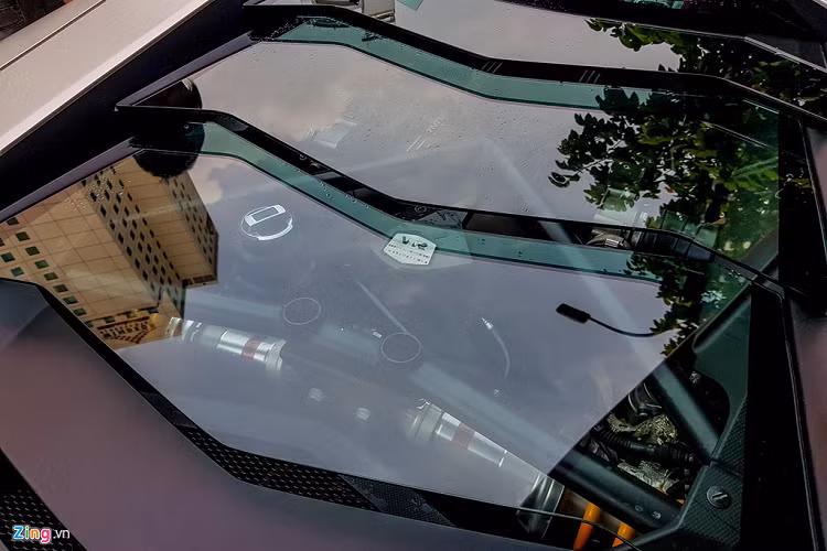 Aventador LP700-4 sử dụng khối động cơ V12 dung tích 6.5L. Do đây là phiên bản tiêu chuẩn nên chiếc xe vẫn có công suất 700 mã lực thay vì 720 mã lực như trên phiên bản đặc biệt LP720-4 50° Anniversario. Công suất từ động cơ được truyền đến 4 bánh thông qua hộp số bán tự động 7 cấp ISR cùng hệ thống dẫn động 4 bánh toàn thời gian.