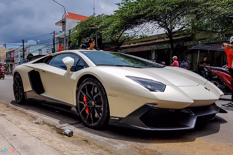 Sau một thời gian dài định cư ở Hà Nội, siêu xe này đã chuyển vào TP.HCM. Sau đó, chiếc Lamborghini Aventador độ bodykit qua tay một loạt đại gia tại miền Tây rồi quay trở lại TP.HCM. 