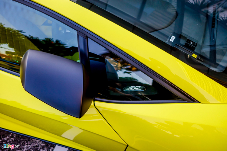 Tuy nhiên, chi tiết giúp phân biệt giữa phiên bản kỷ niệm thật được Lamborghini sản xuất và một chiếc Aventador LP700-4 được lên bodykit là vị trí cột A trên xe. Tại vị trí này, sẽ có một tấm thẻ với dòng chữ “50 SERIE SPECIALE” cùng số thứ tự của chiếc xe trong tổng số 100 chiếc được sản xuất. 