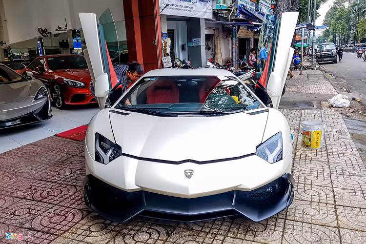 Thiết kế ngoại thất của phiên bản giới hạn này khá khác biệt so với phiên bản tiêu chuẩn bấy giờ là LP700-4. Cản trước thiết kế thể thao hơn với mang cá lớn. Logo phiên bản LP720-4 cũng được đặt tại cản trước thay cho trước hốc bánh sau như trên LP700-4.