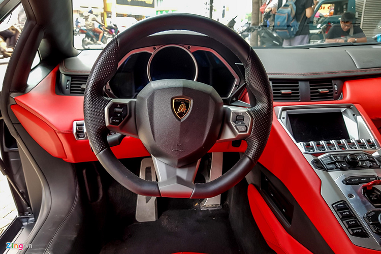 Nội thất của xe sử dụng tông màu đỏ làm chủ đạo. Bảng đồng hồ taplo chia làm 3 khu vực hiển thị chính cùng với màn hình giải trí trung tâm hiển thị các thông tin quan trọng của xe.