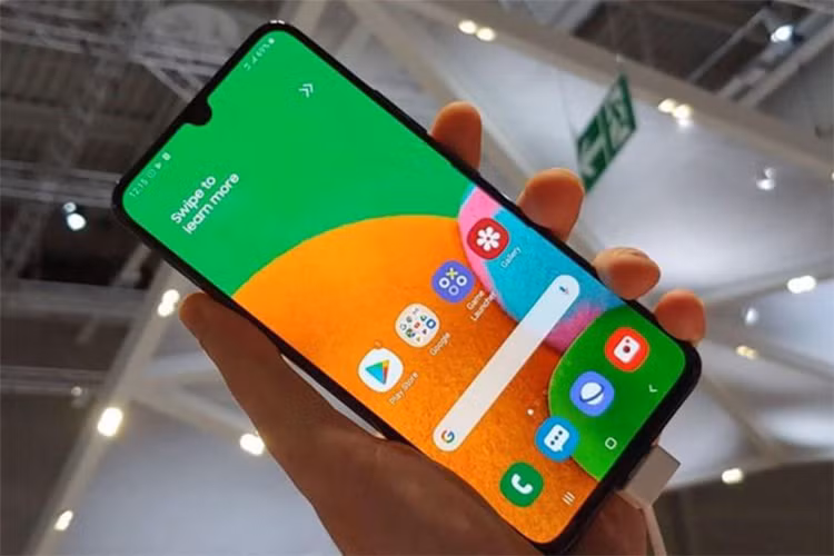 Samsung Galaxy A90 - Model này được trang bị chip Snapdragon 855, hỗ trợ mạng 5G băng tần sub-6 GHz. Máy có thiết kế giống với mẫu Galaxy A70 khi sở hữu màn hình khuyết đỉnh hình chữ U chứa camera selfie 32 MP. Màn hình có kích thước 6,7 inch Full HD+, dùng tấm nền Super AMOLED. Máy có dung lượng RAM tùy chọn 6/8 GB và bộ nhớ trong 128 GB, viên pin dung lượng 4.500 mAh, tích hợp công nghệ sạc nhanh 25 W. Hiện tại, mức giá của sản phẩm này chưa được công bố.
