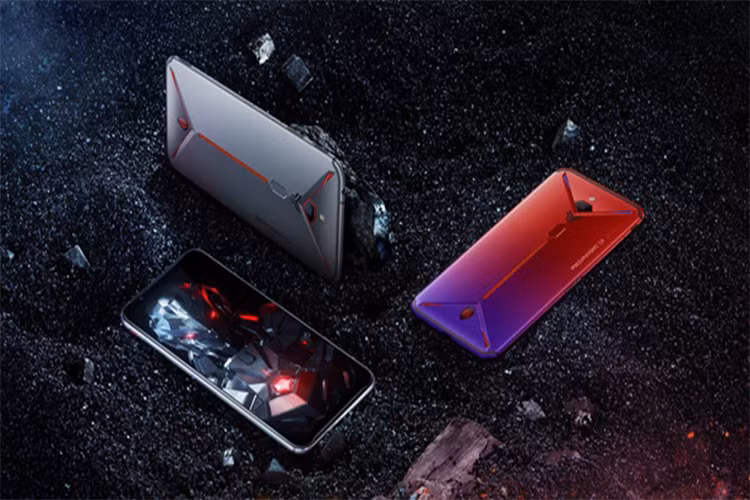 Nubia Red Magic 3S - Model này là phiên bản nâng cấp của mẫu Red Magic ra mắt tháng 4. Máy vẫn sở hữu thiết kế hầm hồ, góc cạnh, mang đậm chất gaming. Red Magic 3S được trang bị màn hình AMOLED, kích thước 6,65 inch, độ phân giải Full HD+ cùng tần số quét 90 Hz. Máy sử dụng bộ xử lý Snapdragon 855+, dung lượng RAM tùy chọn 8/12 GB tương ứng với bộ nhớ trong 128/256 GB. Phiên bản cấu hình thấp nhất có giá 420 USD được bán ra từ ngày 9/9.