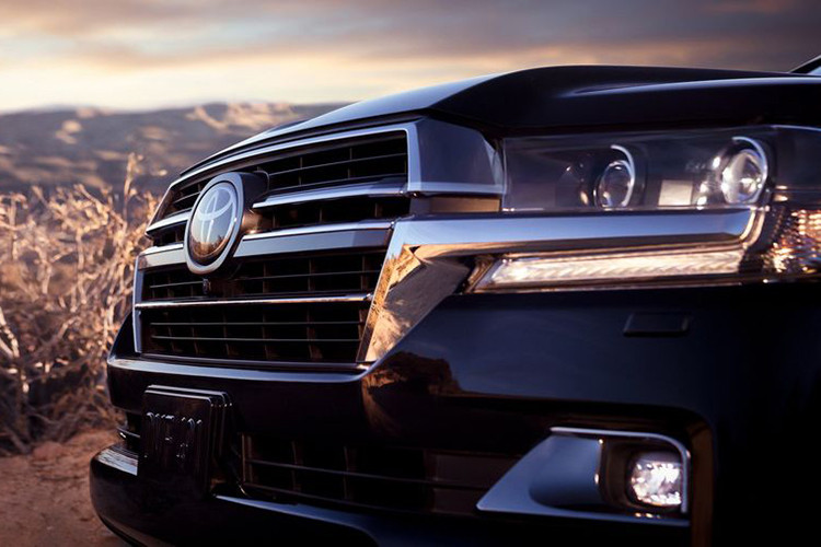 Các nâng cấp đáng chú ý khác gồm có những điểm nhấn màu đen ở lưới tản nhiệt, viền crôm tối màu quanh đèn sương mù và đèn pha, huy hiệu Vintage Land Cruiser. Land Cruiser Heritage Edition có hai lựa chọn sơn ngoại thất là Midnight Black Metallic và Blizzard Pearl.