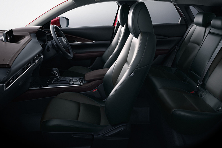 Dung tích của khoang hành lý phía sau đạt 430 lít, chiều rộng mở 1.020mm có thể chưa đựng xe đẩy trẻ em lớn và túi du lịch cùng một lúc. Ở CX-30, khách hàng có nhiều lựa chọn tông màu nội thất: Nội thất màu nâu ghế bọc da trắng / đen