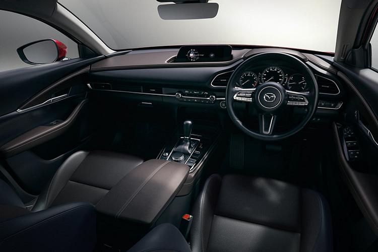 Mazda cho biết đã bố trí không gian nội thất và ghế ngồi CX-30, nhằm mang lại một tư thế ngồi thoải mái cho khách hàng. Hàng trước có tay vịn cỡ lớn, hàng ghế sau có khoảng cách xa hơn so với ghế trước, chiều cao của vị trí ghế ngồi và chiều cao sàn được điều chỉnh để đảm bảo một không gian rộng rãi.