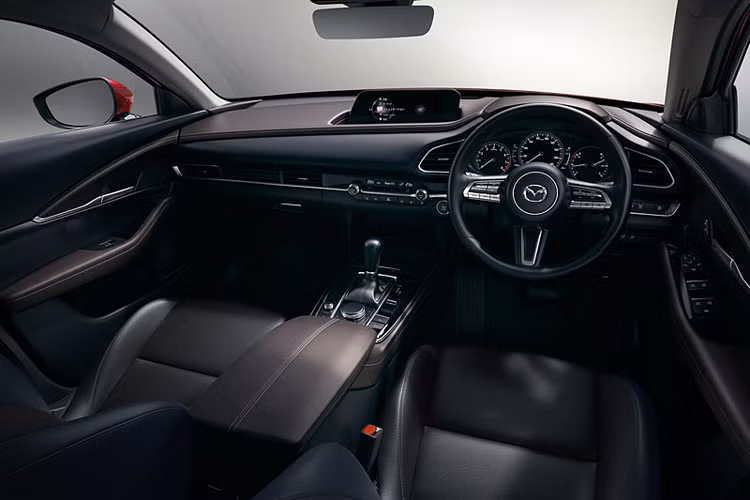 Mazda cho biết đã bố trí không gian nội thất và ghế ngồi CX-30, nhằm mang lại một tư thế ngồi thoải mái cho khách hàng. Hàng trước có tay vịn cỡ lớn, hàng ghế sau có khoảng cách xa hơn so với ghế trước, chiều cao của vị trí ghế ngồi và chiều cao sàn được điều chỉnh để đảm bảo một không gian rộng rãi.