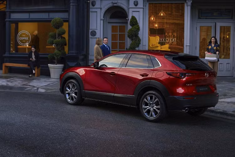 Giá bán Mazda CX-30 tại Nhật Bản cho các phiên bản như sau:SkyActiv-G 2.0L: 2.392.500 - 3.030.500 Yên (khoảng 517 – 655 triệu đồng); SkyActiv-X 2.0L: 3.294.500 - Yên (khoảng 712 triệu đồng); SkyActiv-D 1.8L: 2.887.500 - 3.305.500 Yên (khoảng 624 – 714 triệu đồng).