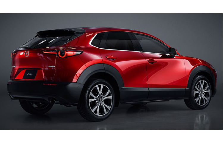 Sự xuất hiện của Mazda CX-30 hoàn toàn mới đã mở ra nhiều lựa chọn hơn cho khách hàng hàng quê nhà Nhật Bản. CX-30 là sản phẩm lấp đầy khoảng trống giữa CX-3 và CX-5 khi nó mang kích thước: Dài x Rộng x Cao lần lượt: 4.395 x 1.795 x 1.540 mm và chiều dài cơ sở: 2.655 mm.
