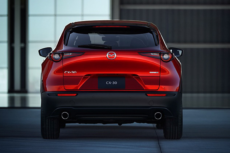 Cả ba phiên bản CX-30 đều sử dụng hệ dẫn động cầu trước (FWD) hoặc 4 bánh toàn thời gian i-Activ AWD với sự hỗ trợ của hệ thống phân bổ lực bám ‘’Mazda Off-Road Traction Assist’’.