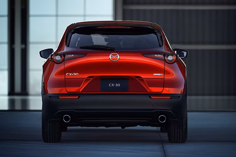 Cả ba phiên bản CX-30 đều sử dụng hệ dẫn động cầu trước (FWD) hoặc 4 bánh toàn thời gian i-Activ AWD với sự hỗ trợ của hệ thống phân bổ lực bám ‘’Mazda Off-Road Traction Assist’’.