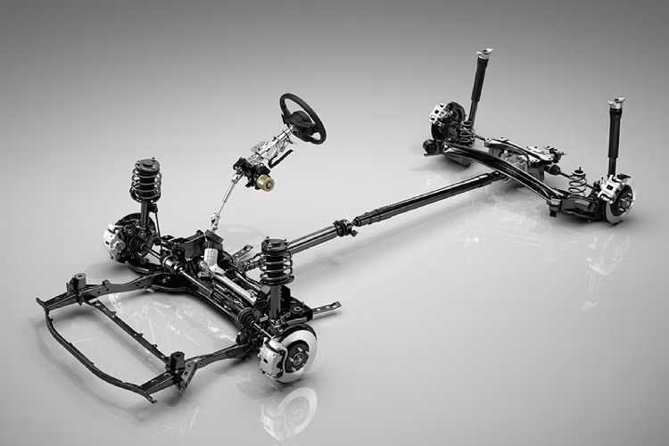 SkyActiv-X sử dụng công nghệ kích nổ đồng nhất hỗn hợp nạp (Homogeneous Charge Compression Ignition - HCCI), trên mỗi xi lanh cũng tích hợp một bugi mang tên SCCI (Spark Controlled Compression Ignition). SkyActiv-X có kết cấu gọn gàng hơn nhiều so với động cơ đánh lửa thông thường, đồng thời giảm mức tiêu thụ nhiên liệu và khí thải. Với SkyActiv-X, Mazda nhắm mục tiêu tiết kiệm nhiên liệu hiệu quả hơn từ 20 - 30%.