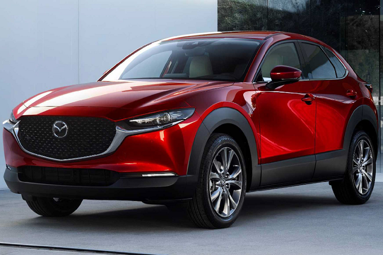 Là một thành viên trong gia đình CX-Series, mẫu xe Mazda CX-30 mới sử dụng ngôn ngữ thiết kế Kodo mang nhiều nét tương đồng với CX-3/5/8. Phần đầu xe nổi bật với cụm lưới tản nhiệt cỡ lớn và một thanh mạnh crôm bên dưới nối liền cụm đèn pha LED.