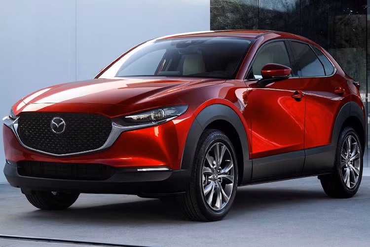 Là một thành viên trong gia đình CX-Series, mẫu xe Mazda CX-30 mới sử dụng ngôn ngữ thiết kế Kodo mang nhiều nét tương đồng với CX-3/5/8. Phần đầu xe nổi bật với cụm lưới tản nhiệt cỡ lớn và một thanh mạnh crôm bên dưới nối liền cụm đèn pha LED.
