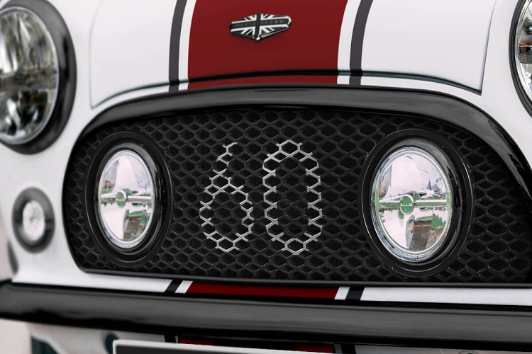 Đầu tiên, phiên bản giới hạn được trang bị động cơ A-Series nguyên bản đã qua nâng cấp, với dung tích 1.420cc để cung cấp thêm 40% năng lượng, đưa công suất đạt mức 100 mã lực. 