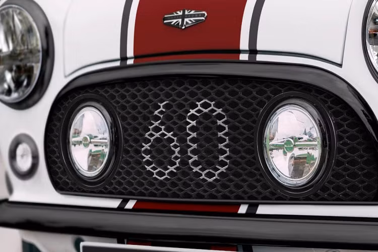 Đầu tiên, phiên bản giới hạn được trang bị động cơ A-Series nguyên bản đã qua nâng cấp, với dung tích 1.420cc để cung cấp thêm 40% năng lượng, đưa công suất đạt mức 100 mã lực. 