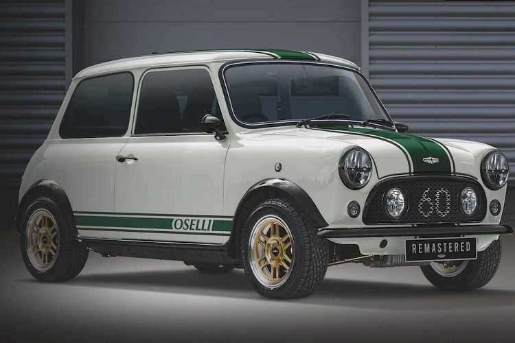 Cả biến thể hai chỗ và bốn chỗ đều có những điểm nhấn trang trí bên trong phù hợp với sọc đua và chi tiết trên thân xe. Người mua đã có thể đặt hàng trước ngay từ bây giờ, tại Anh, giá Mini Oselli đặc biệt từ 98.000 bảng Anh (khoảng 2,799 tỷ đồng) với bản cấu hình 4 chỗ ngồi, còn bản 2 chỗ có giá từ 108.000 bảng Anh (khoảng 3,084 tỷ đồng), chưa gồm thuế.