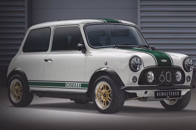 Cả biến thể hai chỗ và bốn chỗ đều có những điểm nhấn trang trí bên trong phù hợp với sọc đua và chi tiết trên thân xe. Người mua đã có thể đặt hàng trước ngay từ bây giờ, tại Anh, giá Mini Oselli đặc biệt từ 98.000 bảng Anh (khoảng 2,799 tỷ đồng) với bản cấu hình 4 chỗ ngồi, còn bản 2 chỗ có giá từ 108.000 bảng Anh (khoảng 3,084 tỷ đồng), chưa gồm thuế.