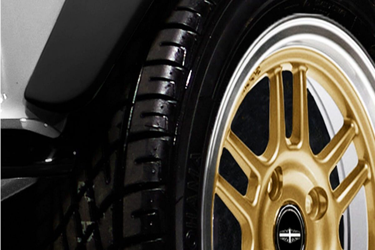 Về thân xe, Mini Remastered Oselli Edition có hai lựa chọn sơn ngoại thất là trắng hoặc xám, kết hợp cùng các sọc màu đỏ, xanh dương hoặc xanh lá cây, cũng như nhiều điểm nhấn khác. Lưới tản nhiệt với hai đèn định vị LED tích hợp và biểu tượng 60 được vẽ ở trung tâm cũng là chi tiết đáng chú ý.