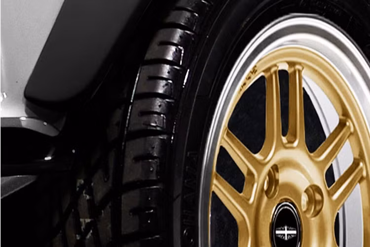 Về thân xe, Mini Remastered Oselli Edition có hai lựa chọn sơn ngoại thất là trắng hoặc xám, kết hợp cùng các sọc màu đỏ, xanh dương hoặc xanh lá cây, cũng như nhiều điểm nhấn khác. Lưới tản nhiệt với hai đèn định vị LED tích hợp và biểu tượng 60 được vẽ ở trung tâm cũng là chi tiết đáng chú ý.