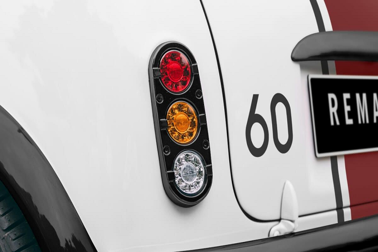 Các bánh xe hợp kim Enkei của xe có kích thước 7x13 inch, có thể hoàn thiện trong màu bạc hoặc vàng Gold và có độ bám đường tốt hơn thông thường.