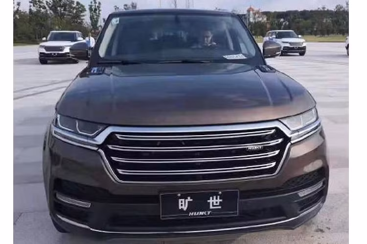 Nếu nhìn lướt qua Hunkt Canticie lăn bánh ngoài đường, những người không biết về xe có thể dễ dàng nhầm nó với một chiếc xe sang Range Rover. Trong khi đó với nội thất, Canticie lại hoàn toàn không "copy" chiếc Range Rover nguyên bản. Thậm chí nếu so với xe thật, nội thất của Canticie trông còn sang trọng và ưa nhìn hơn với màn hình kép và bảng táp-lô thoáng kiểu Mercedes S-Class.