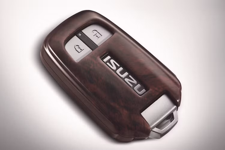 Bên dưới nắp ca-pô Isuzu mu-X limited 2019 là khối động cơ Diesel thế hệ mới 1.9L Ddi Blue Power 4 xy lanh thẳng hàng, Intercooler VGS Turbo cho công suất tối đa 147hp + 350Nm. Sức mạnh được truyền xuống cầu sau (RWD; 4x2) thông qua hộp số tự động 6 cấp (6AT)