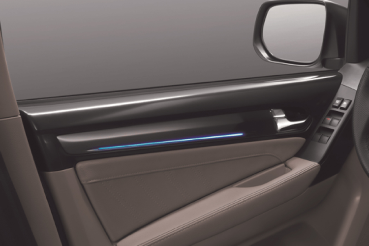 Bên cạnh đó, những chi tiết được mạ crôm như khay đựng cốc và cần số, đi cùng với ốp sang trọng cho chìa khóa thông minh.