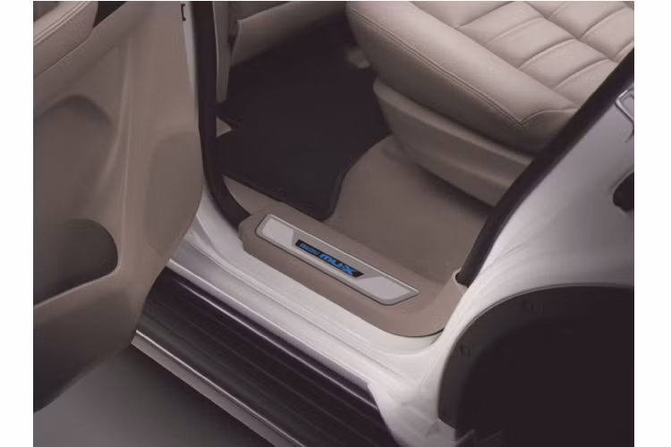 Về an toàn, mu-X limited 2019 trang bị 06 túi khí SRS, hệ thống hỗ trợ xuống dốc HDC bên cạnh các hệ thống an toàn khác như hệ thống chống bó cứng phanh (ABS), hệ thống phân phối lực phanh điện tử (EBD), hệ thống hỗ trợ phanh khẩn cấp (BA), hệ thống phanh thông minh (BOS), hệ thống cân bằng điện tử (ESC), hệ thống kiểm soát lực kéo (TCS), hệ thống hỗ trợ khởi hành ngang dốc (HSA).