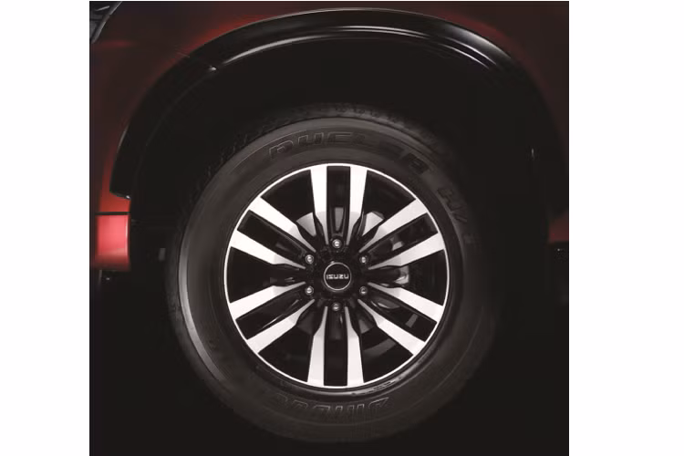 Các chi tiết như đèn sương mù và lưới tản nhiệt phía trước của mẫu xe SUV Isuzu mu-X limited 2019 được sơn đen. Cánh hướng gió phía trước và phía sau đều được trang bị với hai màu chủ đạo đỏ – đen nổi bật. Tổng thể xe thêm hài hoà hơn với ‘’dàn chân’’ sử dụng bộ mâm hợp kim 18 inch với trục 5 chấu kép đi cùng 2 màu chủ đạo đen bạc xen lẫn.