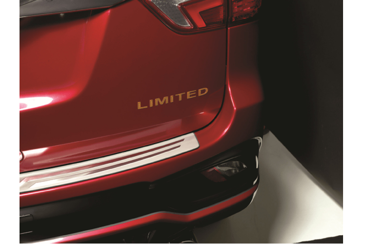 Cản sau được ốp bạc nổi bật cùng dòng chữ LIMITED màu vàng đồng dập nổi. Về nội thất, cabin Isuzu mu-X limited 2019 vẫn giữ bố cục tổng thể hài hòa, trong đó ghế được bọc da màu Beige tạo không gian nội thất sáng và rộng rãi; ghế lái chỉnh điện 6 hướng; đồng hồ táp-lô với thiết kế mới hiện đại, hiển thị đa thông tin, có chức năng nhắc lịch bảo dưỡng; vô-lăng bọc da, tích hợp điều khiển âm thanh, thoại rảnh tay và điều khiển hành trình.