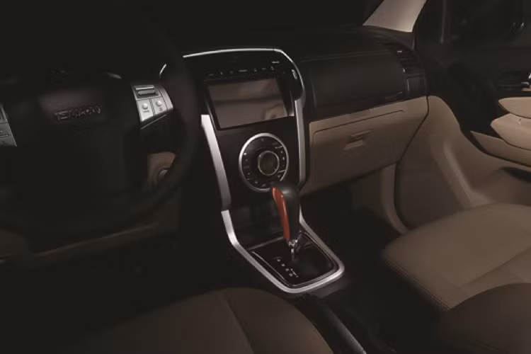 Khu vực điều khiển trung tâm hiện đại được trang bị đồng hô táp-lô thiết kế mới mẻ cùng hệ thống giải trí cao cấp với màn hình cảm ứng 10.2 inch. Cabin Isuzu mu-X limited 2019 đặc biệt hơn với dải đèn trang trí nội thất màu sáng xanh. Đèn trang trí bậc lên xuống với logo ‘’mu-X’’.