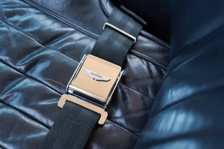 Không ai biết người bán sẽ kiếm được bao nhiêu tiền cho chiếc ôtô hiếm có này, nhưng nhiều người cho rằng chiếc xe sẽ đem lại khá nhiều tiền bởi độ hiếm có của chiếc xe này. Nó rất đắt vì về cơ bản chiếc xe đã phải dựng lại nhiều chi tiết so với phiên bản cơ bản. Bên trong, chiếc xe có một vài sửa đổi về nội thất bao gồm hàng ghế sau gập giúp mở rộng sức chứa hàng hóa lên đến hơn 1.132 lit.