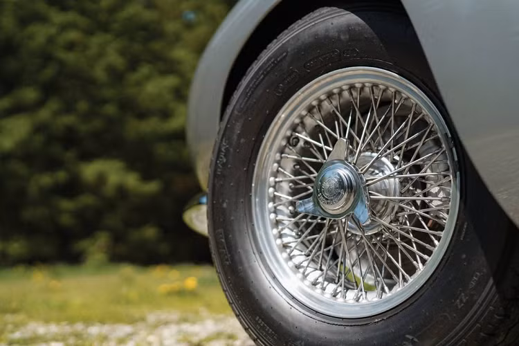 Vào thời điểm đó, nhà máy ở Newport-Pagnell quá bận rộn để xây dựng những chiếc DB5 thông thường, vì vậy David Brown đã tìm tới Harold Radford với một đề xuất để sản xuất mẫu xe DB5 Shooting Brake.