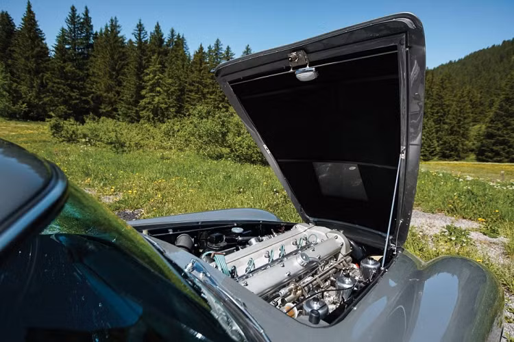 Công việc phục chế bao gồm sơn lại thân Grigio Quartz, gia cố ống thép trên nóc xevà thay thế đèn hậu DB6 Vantage ban đầu bằng đèn DB5 như đặc trưng trên chiếc Shooting Brake ban đầu của David Brown. Động cơ cũng được nâng cấp lên thông số kỹ thuật 4.2 lít của Aston Engineering và hộp số tự động được thay thế bằng hộp số ZF năm cấp.