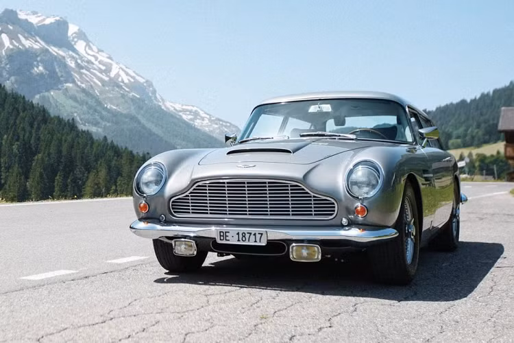 Điều này đã được chính chủ sở hữu của chiếc Aston Martin DB5 Shooting Brake này, Sir David Brown chú ý tới. Ông là một người đam mê thể thao, thích săn bắn và chơi polo, vì vậy ông bực bội khi nhận ra rằng chiếc Aston Martin DB5 không thể nhét vừa dụng cụ polo hay những con thú cưng của ông vào khoang hành lý.